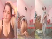 Desi Bhabhi Shows big Ass